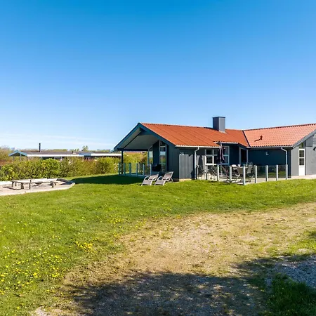 Renovated With Hot Tub, Sauna And Shelter
