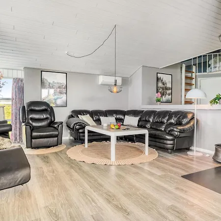 Renovated With Hot Tub, Sauna And Shelter Holiday home