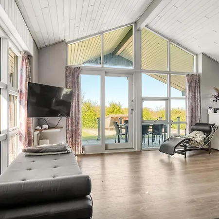 Renovated With Hot Tub, Sauna And Shelter