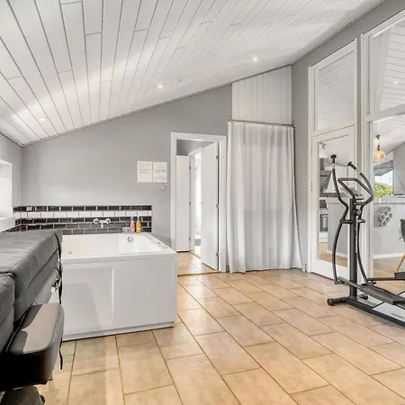 Renovated With Hot Tub, Sauna And Shelter Holiday home *