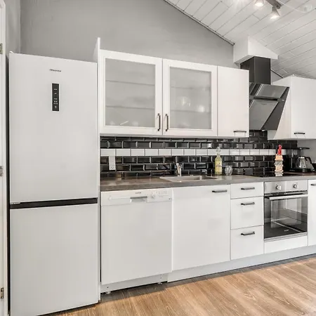 Renovated With Hot Tub, Sauna And Shelter
