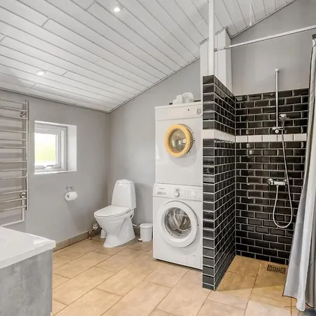 Renovated With Hot Tub, Sauna And Shelter