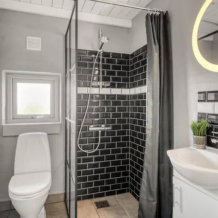 Renovated With Hot Tub, Sauna And Shelter