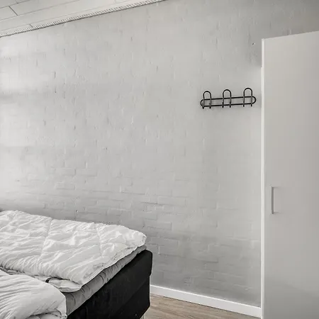 Renovated With Hot Tub, Sauna And Shelter *