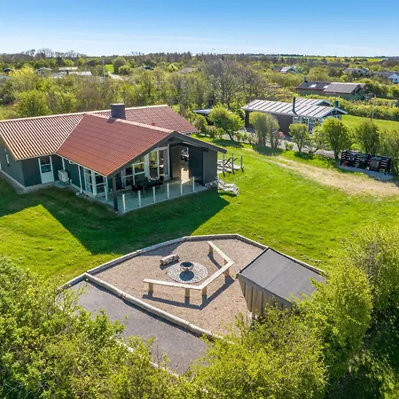 Renovated With Hot Tub, Sauna And Shelter Holiday home *